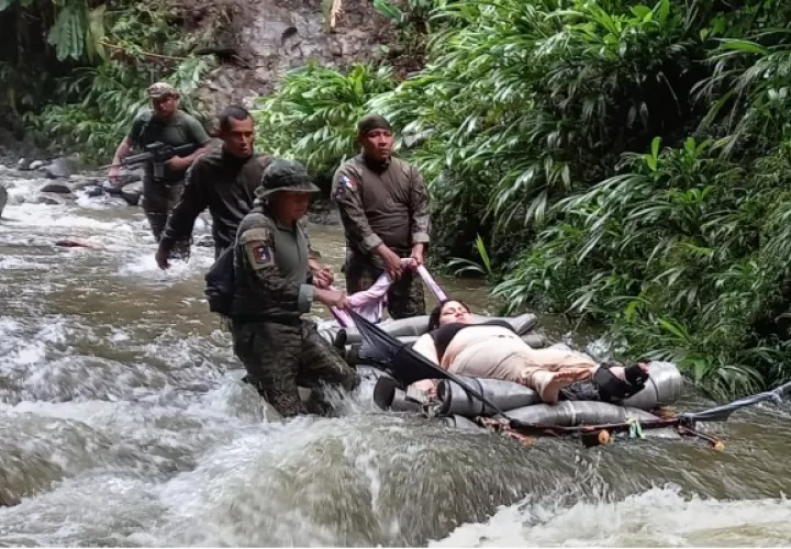 La familia de migrantes corría peligro y fue atendida en las orillas del río de Cañas Blancas, en la provincia de Darién. Foto: Cortesía