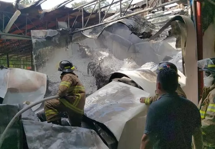 Unidades del Cuerpo de Bomberos de Colón terminaron de sofocar el fuego. Foto: Diómedes Sánchez S.