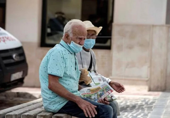 La respuesta inmune disminuye con la edad. Foto: EFE
