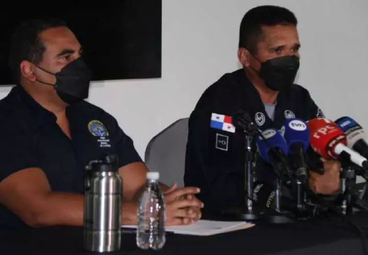 El fiscal Rafael Baloyes y el director de la Policía, John Dornheim, dirigieron una conferencia de prensa para informar sobre los hechos. 