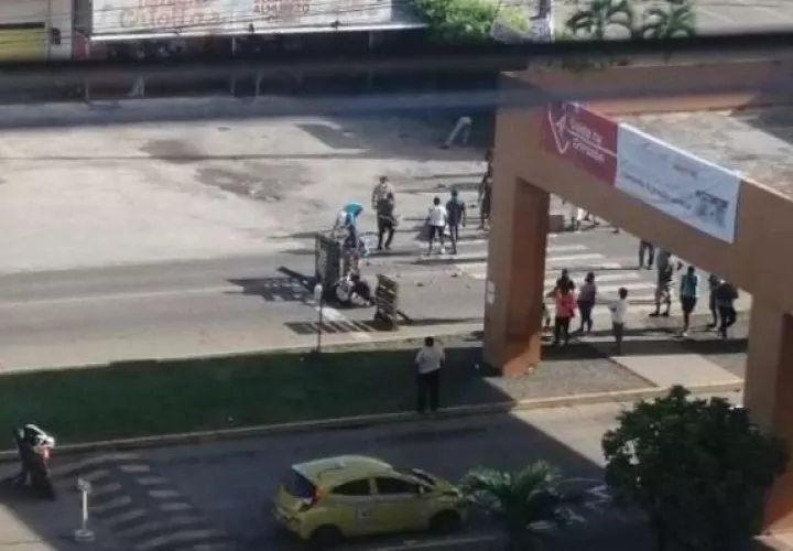 Los invasores cerraron la vía de acceso al Hospital Nicolás Solano de La Chorrera.