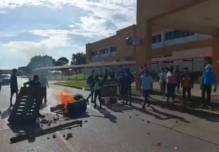 Los invasores quemaron llantas en las inmediaciones del Hospital Nicolás Solano. Foto: Eric Montenegro