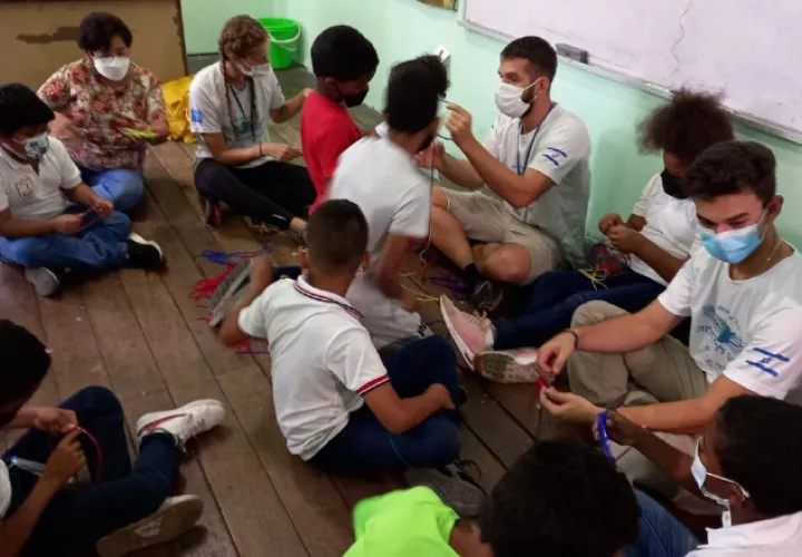 Jóvenes en las escuelas panameñas.  Víctor Arosemena