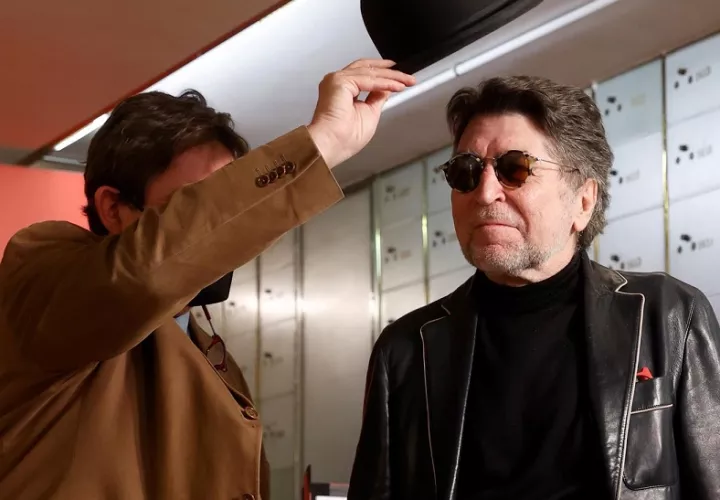 Joaquín Sabina y el presidente del Instituto Cervantes, Luis García Montero. EFE
