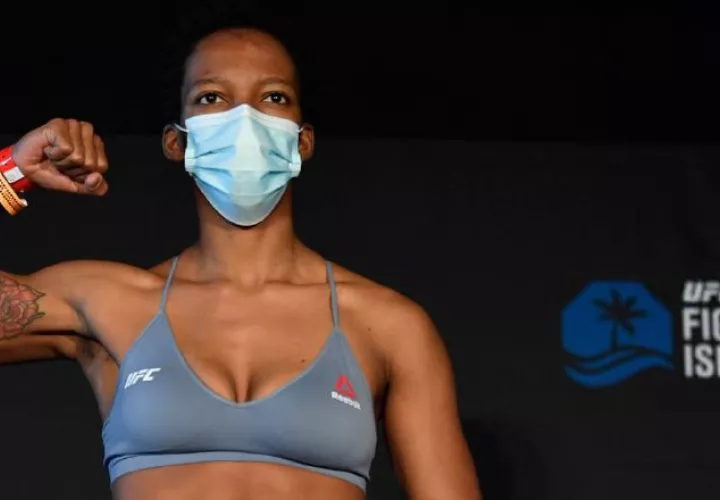 Joselyne Edwards no pudó conectar sus golpes. Foto: UFC