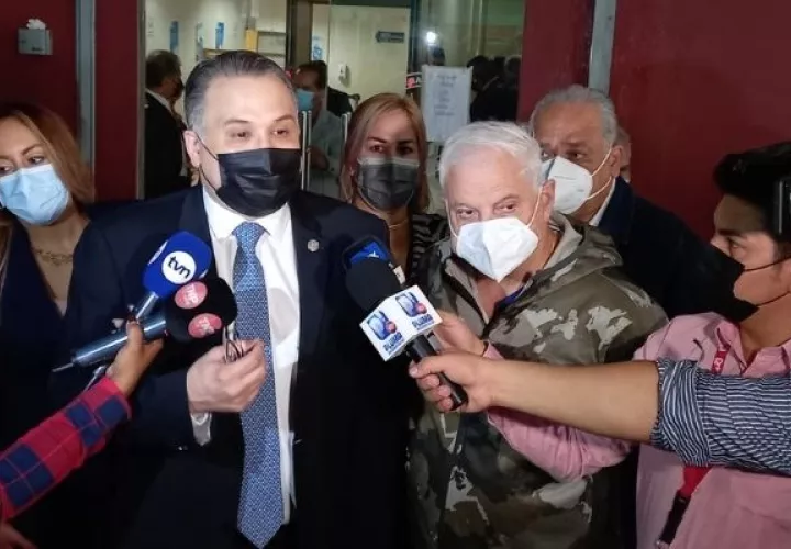 El abogado Alfredo Vallarino dijo que están trayendo personas que la fiscalía está llamado dos días antes para estarle mostrando documentación. Foto: Víctor Arosemena   