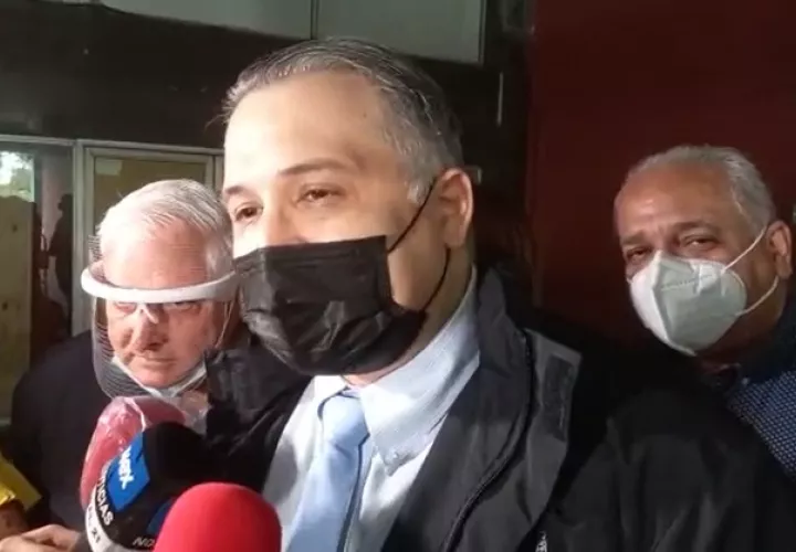 El abogado Alfredo Vallarino conversa con los periodistas a su salida del Sistema Penal Acusatorio de Plaza Ágora.