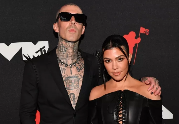Travis Barker y Kourtney Kardashian. Foto: Internet/ Chic Magazine 