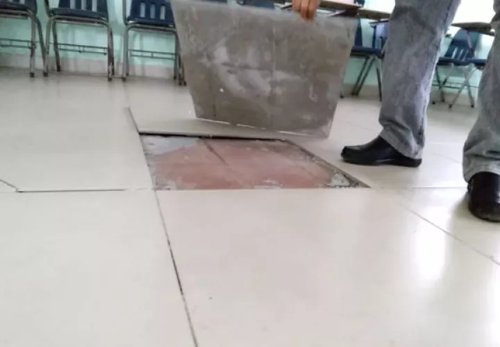 Los pisos del colegio Manuel María Tejada Roca se encuentran en mal estado. Foto/Thays Domínguez