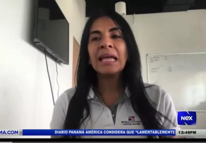 La funcionaria del Meduca, Lisbeth Ramos, reconoció que el contrato no fue otorgado mediante licitación pública. Foto: Cortesía: Nextv 