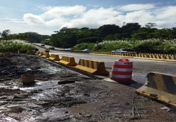 En la madrugada se llevaron a cabo las reparaciones y se logró vaciar que el concreto en el tramo que conduce hacia el interior del país, para de esta manera regular el tráfico en la zona. Foto: MOP