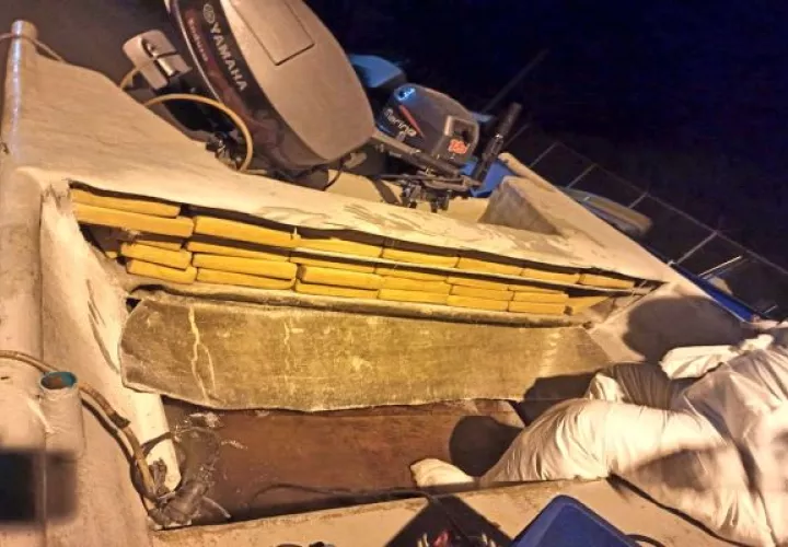 Mediante un operativo de control de tráfico marítimo, se detectó la embarcación en la que transportaban un total de 269 paquetes de droga. Foto: Thays Domínguez