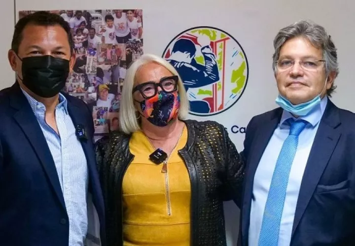 Luis Casis, Esther Piquera y el Dr. Raúl Abella. Foto: Instagram