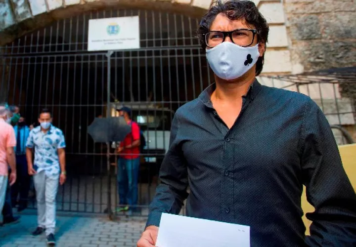 El opositor cubano Yunior García habla con la prensa extranjera acreditada en Cuba sobre permisos denegados para marcha pacífica del próximo 15 de noviembre. Foto: EFE
