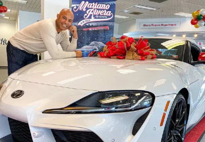 Mariano Rivera recibe la colaboración de su hijo mayor en este negocio. Foto: Cortesía Rivera Toyota