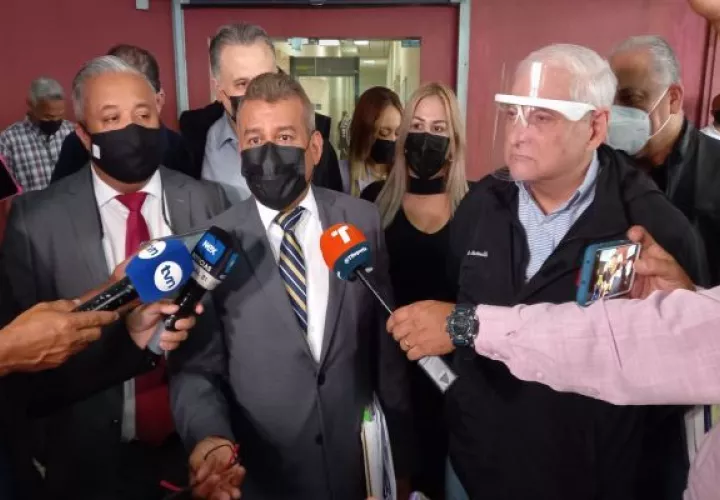 El expresidente Ricardo Martinelli y su defensa denuncian una serie de irregularidades del juicio de los supuestos pinchazos. Foto: Grupo Epasa