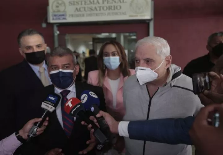 El expresidente Ricardo Martinelli y sus abogados defensores han denunciado todas las irregularidades de ese proceso. Foto: Víctor Arosemena