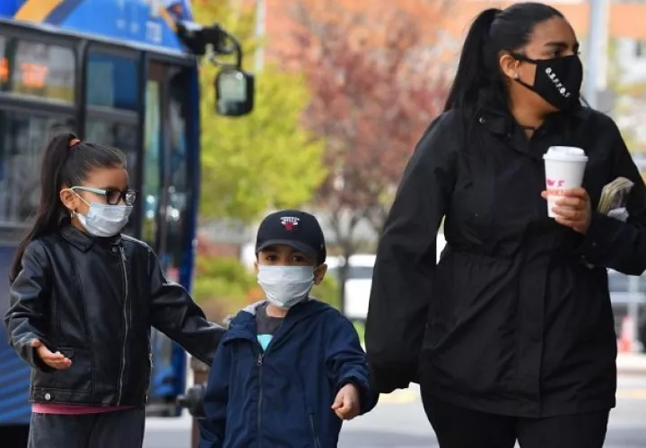 La pelea contra la norma de Florida deja exclusivamente en manos de los padres si sus hijos llevan o no mascarillas a la escuela. Foto: EFE