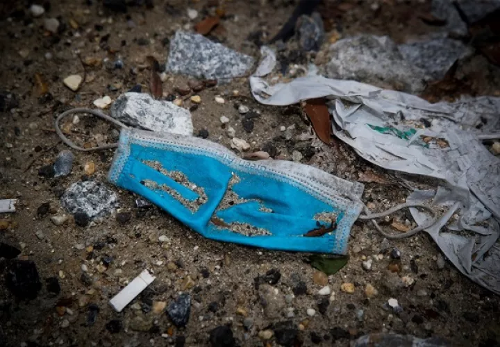 Muchas mascarillas están terminando en ríos, mares y océanos. Foto: EFE