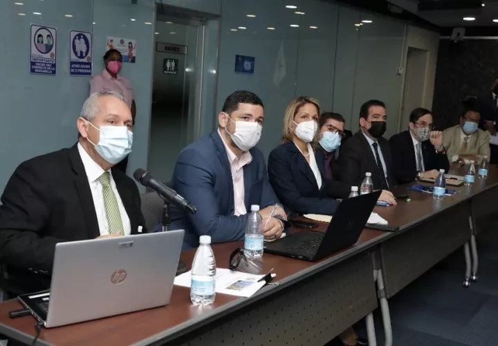 Representantes de diferentes sectores están sentados en la mesa técnica. Foto: Cortesía