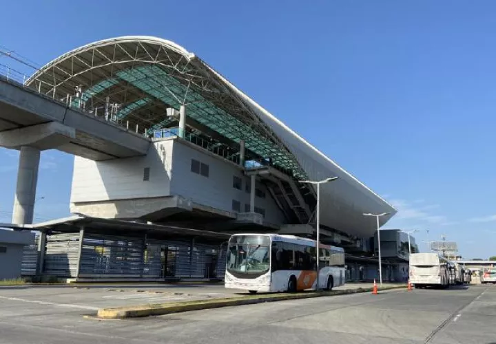 Los metrobuses sirven de complemento a las dos líneas del metro que circulan en el centro de la ciudad, San Miguelito y el este. Foto: Cortesía