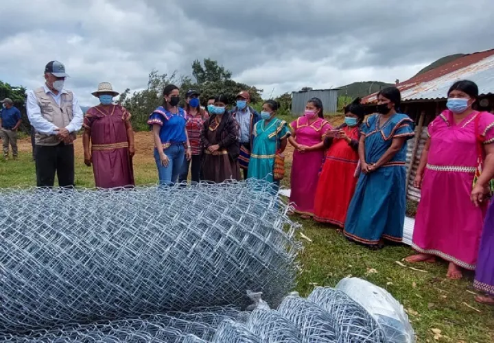 Las mujeres indígenas de la comunidad de Llano Tugri recibieron alambres ciclón. Foto: Cortesía Mides
