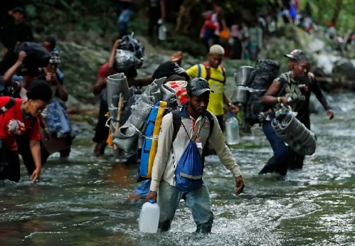 Migrantes haitianos en su camino hacia Panamá por el Tapón del Darién en Acandi (Colombia). Foto: EFE 