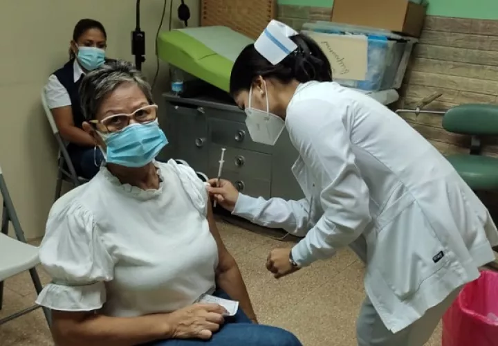 Personal de salud continúa aplicando la dosis de refuerzo contra la covid-19 en Chiriquí. Foto: Cortesía Minsa