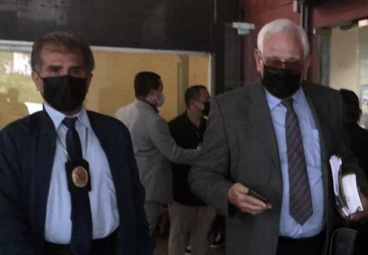 Testigo Mitchell Doens (saco gris) a su salida ayer de la audiencia del juicio oral por los supuestos pinchazos telefónicos. Víctor Arosemena