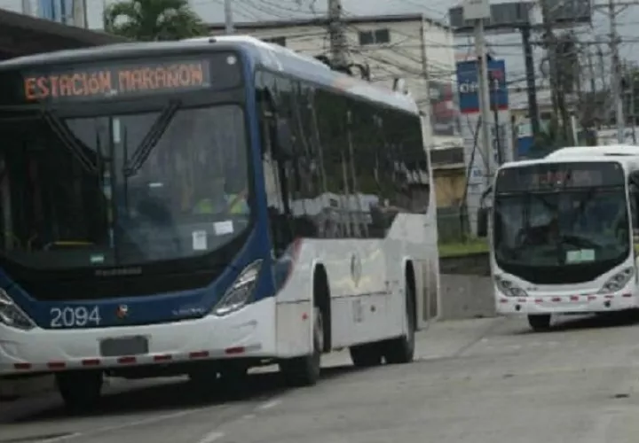 Estos son los dos modelos de metrobuses que operan en el área metropolitana. Los buses azules se incorporaron al sistema en 2017. Archivo