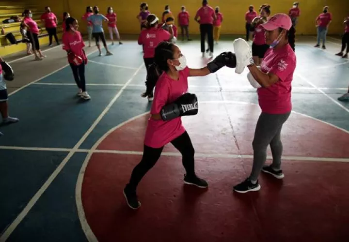 Un grupo de mujeres entrena técnicas de defensa personal en el gimnasio Heliodoro Patiño en San Francisco (Panamá). EFE