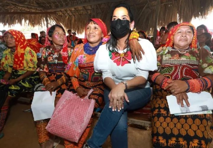 108 mujeres indígenas de la Comarca Kuna de Madugandí recibieron insumos para la implementación de granjas avícolas. Foto: Cortesía Mides