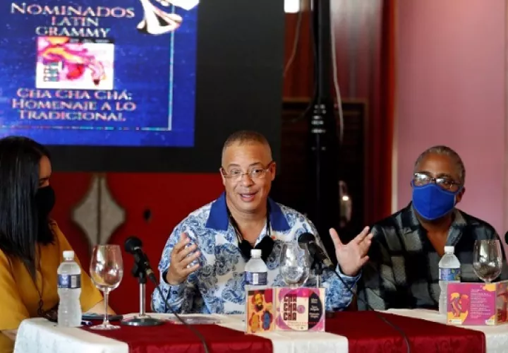 El músico cubano Issac Delgado (c), habla durante la presentación del disco Cha Cha Chá hoy en La Habana (Cuba). Foto: EFE / Ernesto Mastrascusa