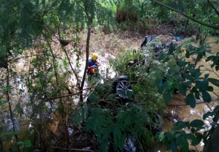 Los primeros informes de las autoridades precisan que el conductor del vehículo perdió el control y cayó a una quebrada. Foto: Cuerpo de Bomberos