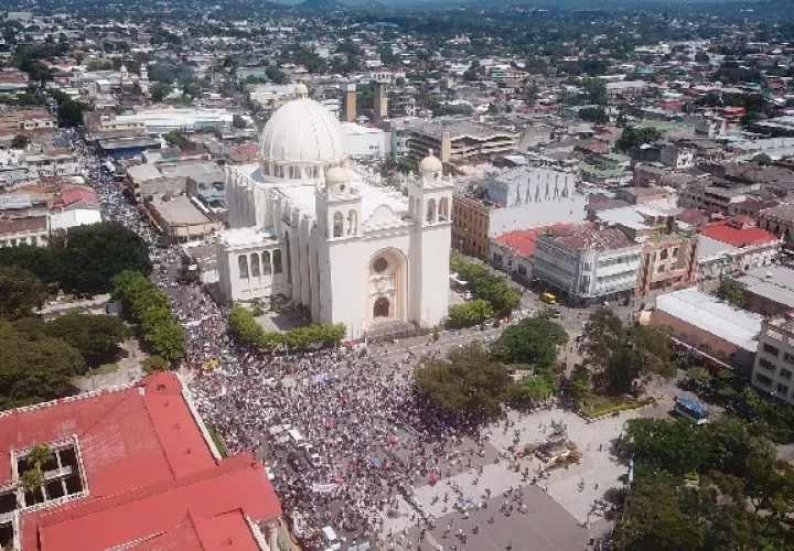 Al menos en los últimos tres Gobiernos, ningún presidente había enfrentado varias protestas contra sus políticas con miles de personas. Foto: EFE