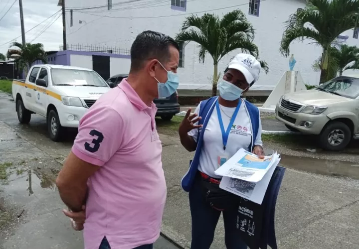 Personal del Minsa verifica que los feligreses cumplan con las medidas de bioseguridad. Foto: Diomedes Sánchez