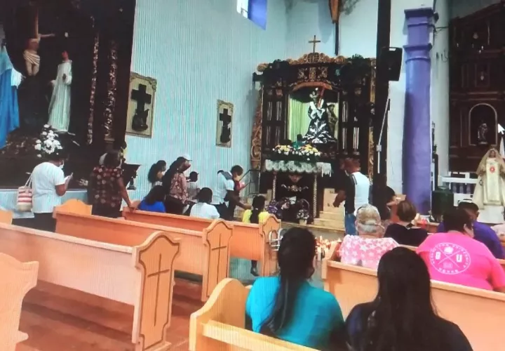 A la imagen religiosa le atribuyen milagros, principalmente de salud. Foto: Diomedes Sánchez 