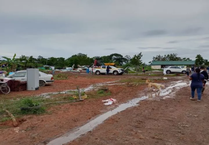 Este fin de semana las autoridades completaron el lanzamiento por intruso del resto de las familias que se encontraban en el asentamiento informal denominado “Tierra Prometida”. Foto: Eric Montenegro