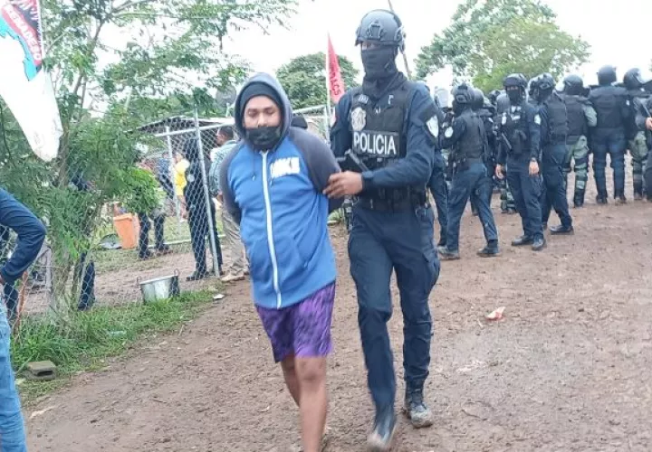Durante el inicio del desalojo algunos de los precaristas procedieron a vandalizar varios vehículos de instituciones de gobierno y particulares. Foto: Eric Montenegro