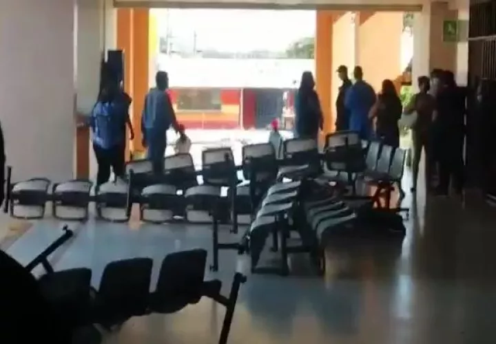 Los manifestantes ingresaron al hospital y vandalizaron la sala de espera de la consulta externa de ortopedia. Foto: Eric Montenegro