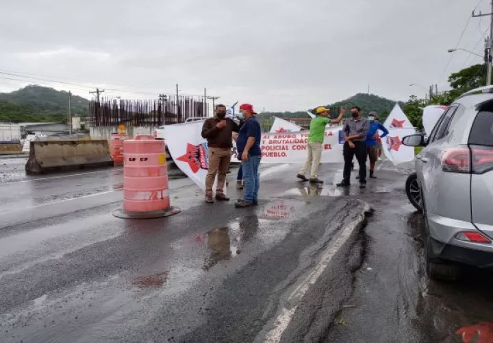 Miembros de Frenadeso y del Movimiento Comunal Nacional (Mocona), cerraron por unos minutos la vía Interamericana. Foto: Eric Montenegro