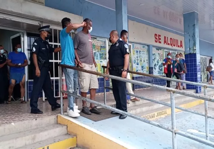 La Juez de Garantías Yorlenis Rodríguez, legalizó la aprehensión del grupo de indiciados; además de ordenar la detención provisional. Foto: Eric Montenegro