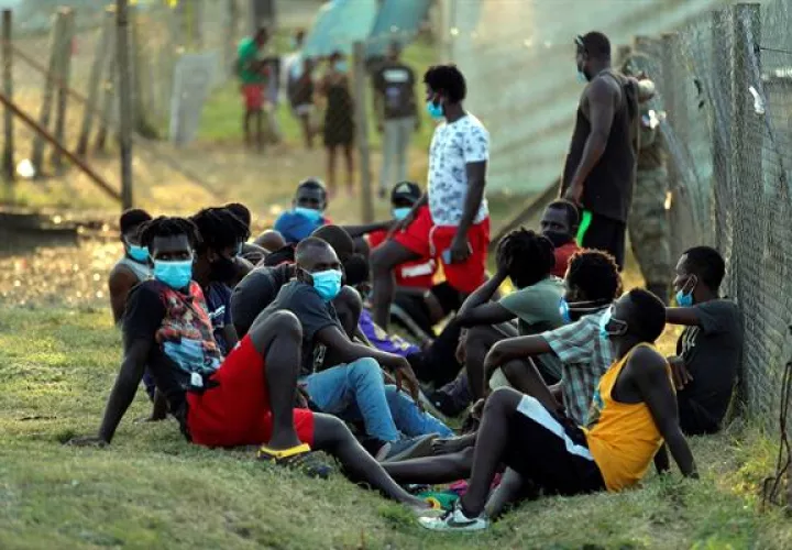 Migrantes en una Estación de Recepción de Migrantes (ERM) en Lajas Blancas, provincia del Darién (Panamá). EFE