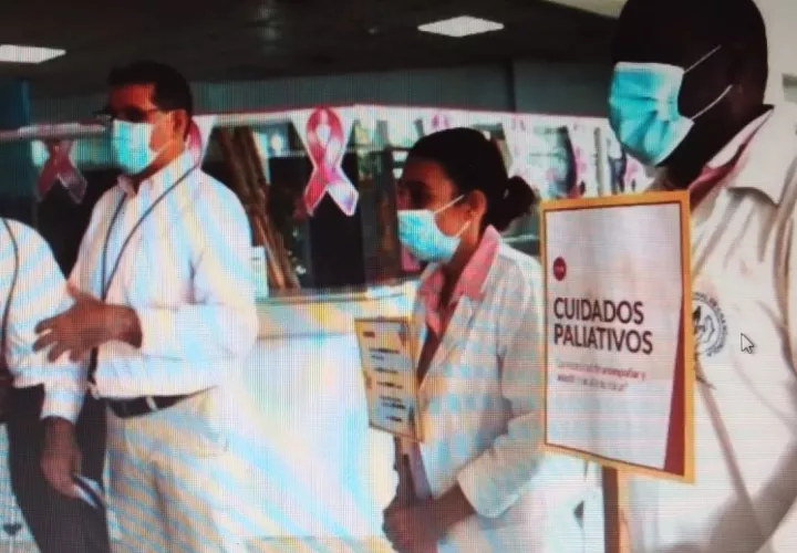 Se repartieron folletos y explicó a las personas el trabajo que se realiza con los pacientes. Foto: Mayra Madrid.