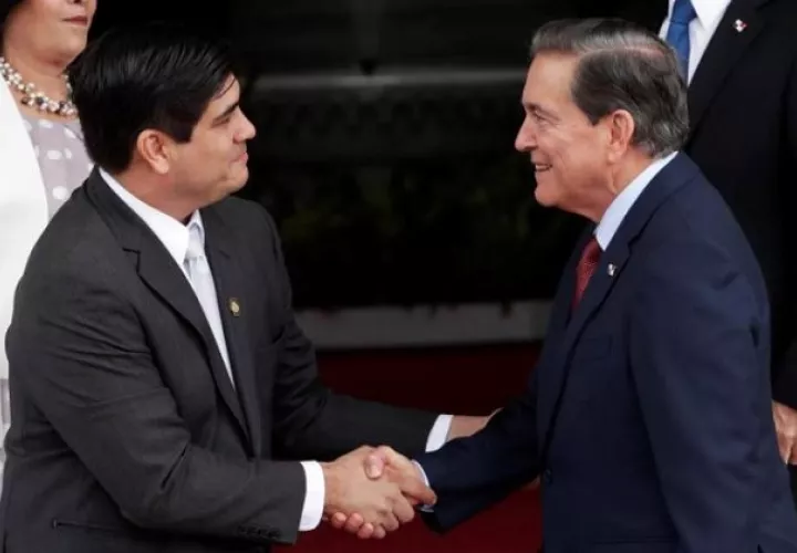 El presidente de Panamá, Laurentino Cortizo (dcha.), recibirá a su homólogo costarricense, Carlos Alvarado, en ciudad de Panamá (Panamá). Foto: EFE