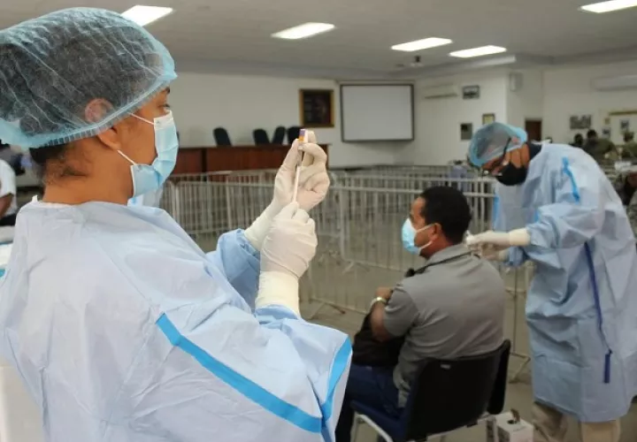 Personal de salud aplica dosis de refuerzo de Pfizer contra la covid-19. Foto: Cortesía Minsa 