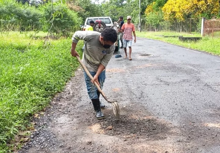 En el corregimiento de Caimito, la reparación de los baches es realizada por pobladores y trabajadores de la junta comunal, utilizando arena de río y piedras. Foto: Eric Montenegro