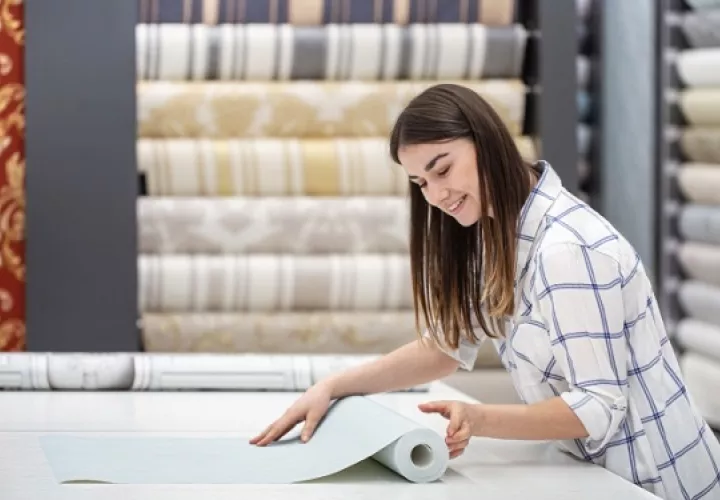 El papel tapiz ofrece una textura y un diseño que la pintura no consigue. Foto: Ilustrativa / Freepik