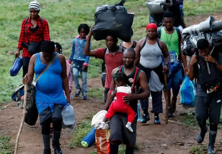 Migrantes haitianos en su camino hacia Panamá por el Tapón del Darién en Acandi (Colombia). Foto: EFE 