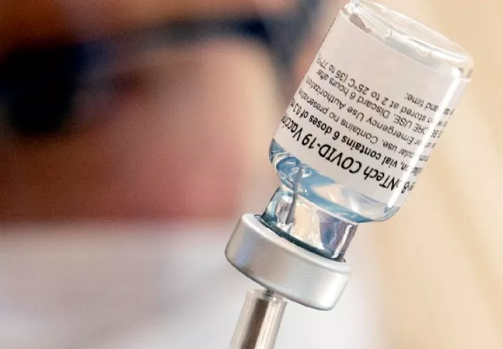 En mayo, EE.UU. dio luz verde a la inyección de Pfizer para adolescentes de 12 años en adelante. Foto: EFE